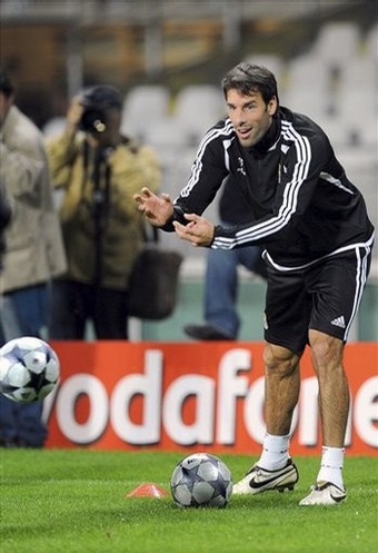 Real Madrid\'s Ruud Van Nistelrooy performs a drill at a training session, ahead of Tuesday\'s Champions League soccer match against Juventus, in Turin\'s Olympic stadium, Italy, Monday, Oct. 20, 2008. (AP Photo/Massimo Pinca)